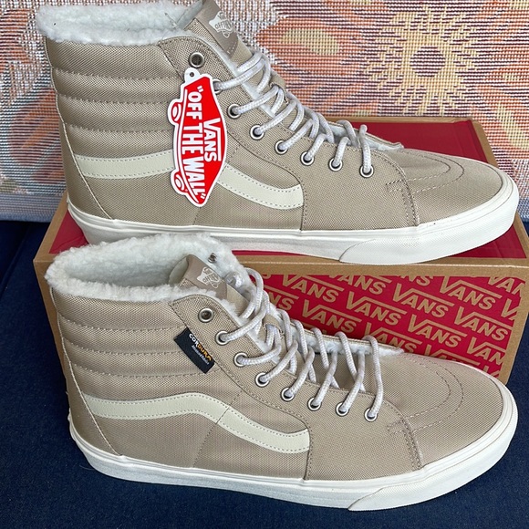 Vans Men’s Sk8-Hi
Cordura Sherpa Walnut
VN0A4BVTINU
Sneakers - Picture 2 of 16